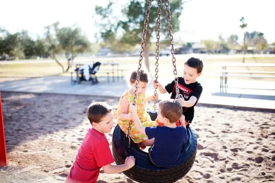 Los niños están jugando en el jardín : Les enfants sont en train de jouer dans le jardin 