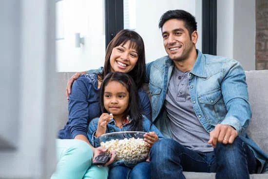 Ves la tele comiendo : Tu regardes la télé en mangeant 