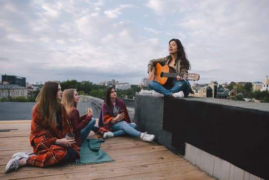 La cantante sigue cantando : La chanteuse continue de chanter