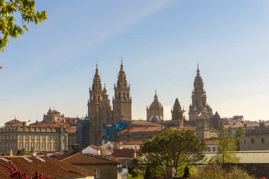 Vamos a España del lunes **al** domingo : Nous allons en Espagne du lundi au dimanche