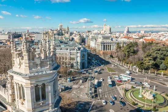 Trabaja **en** Madrid : Il travaille à Madrid