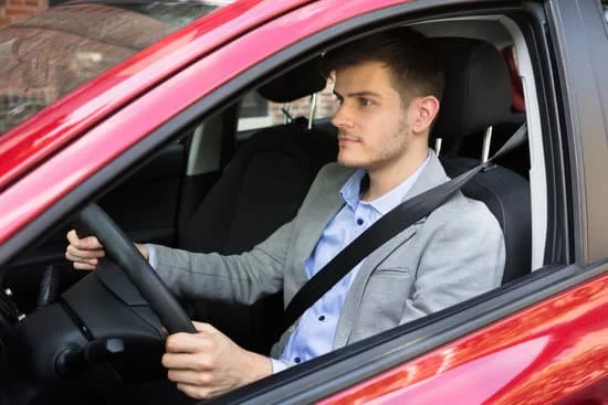 El coche **de** mi padre es rojo : La voiture de mon père est rouge 