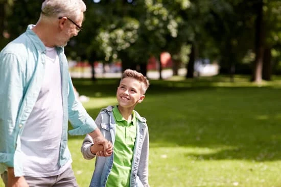 Tiene mucha admiración **para** con su abuelo : Il a beaucoup d'admiration envers son grand-père