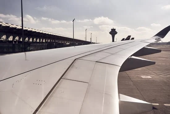 Tomó el avión **para** Madrid a las diez : Il a pris l'avion pour Madrid à dix heures